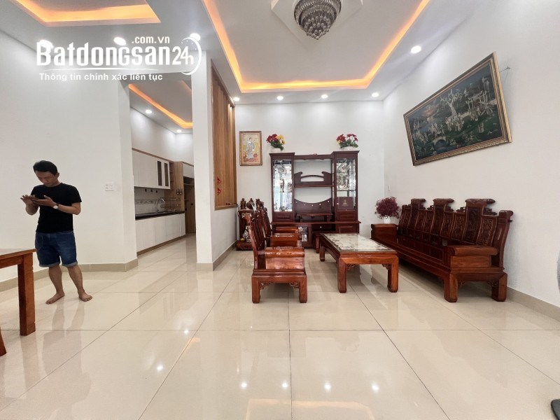 Bán nhà Đường Số 4, P. Linh Xuân, Hồ Chí Minh. DT 140 m2, 3 tầng, sổ đỏ. Giá 9.05 tỷ.