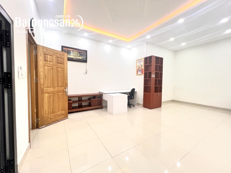 Bán nhà Đường Số 4, P. Linh Xuân, Hồ Chí Minh. DT 140 m2, 3 tầng, sổ đỏ. Giá 9.05 tỷ.